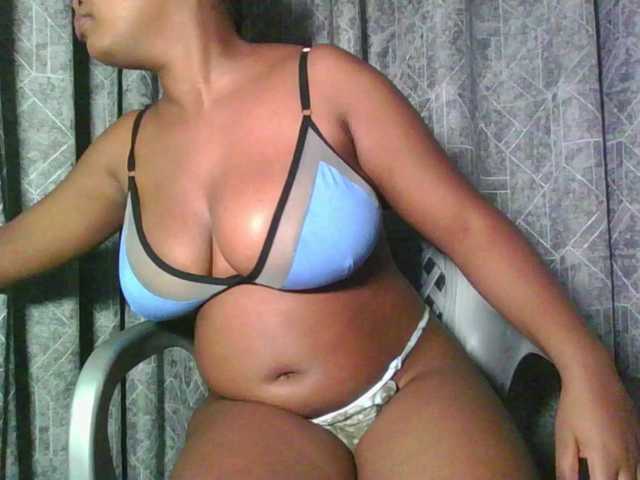 FloraMami live cam on BongaCams
