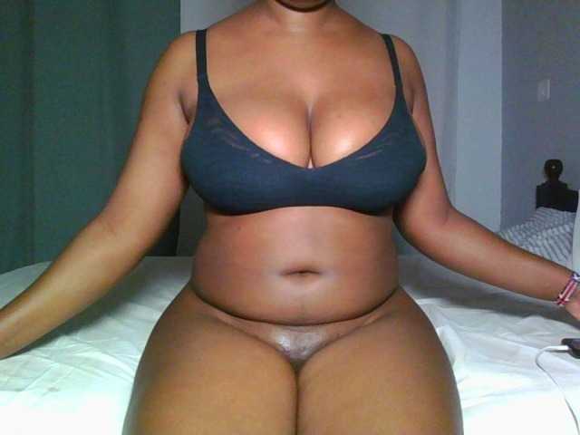 FloraMami live cam on BongaCams