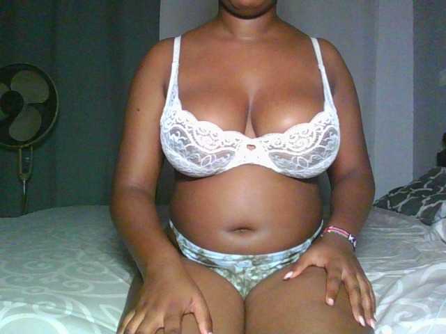 FloraMami live cam on BongaCams