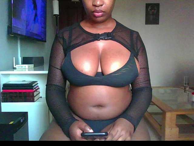 FloraMami live cam on BongaCams