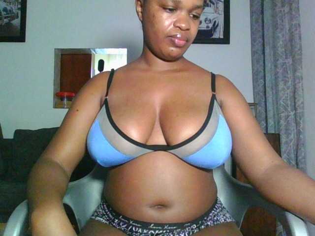 FloraMami live cam on BongaCams