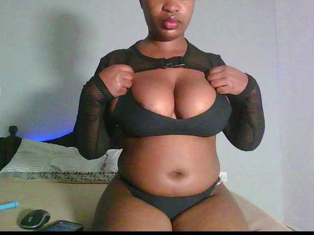 FloraMami live cam on BongaCams