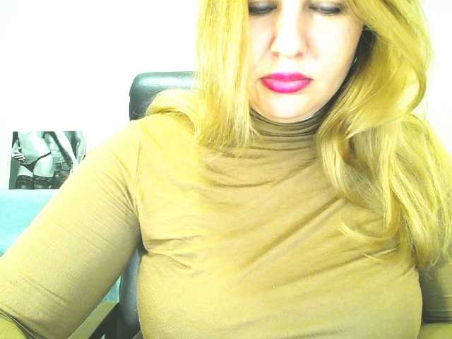 AvaQueen live cam on BongaCams