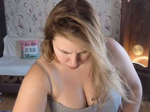 AvaQueen live webcam show