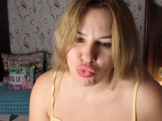 AvaQueen live cam on BongaCams