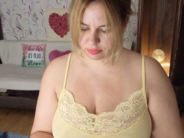AvaQueen live cam on BongaCams