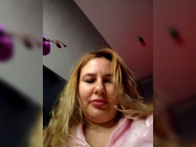 AvaQueen's BongaCams show and profile