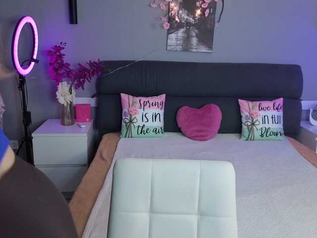 le modèle AvaQueen est en webcam porno dans un show sur le site bongacams, il possède les tags suivants: White/Caucasian,Blonde,Shaved