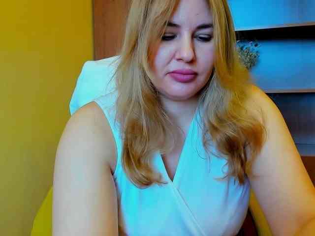 Model: AvaQueen