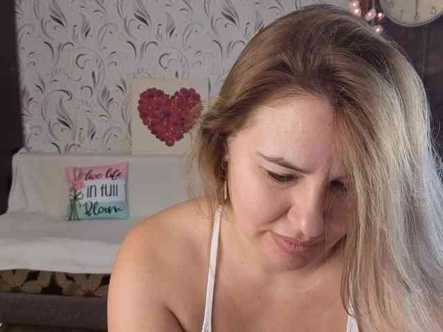 AvaQueen Live Webcam on BongaCams