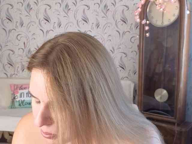 Model: AvaQueen