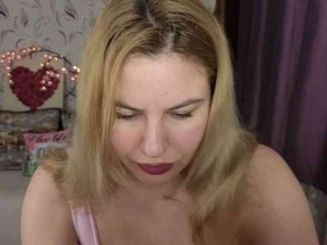 AvaQueen Live Webcam on BongaCams