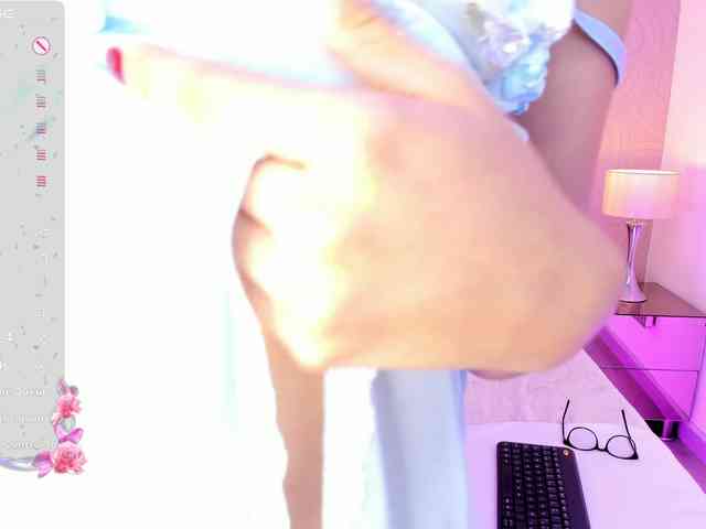 AriBlake webcam