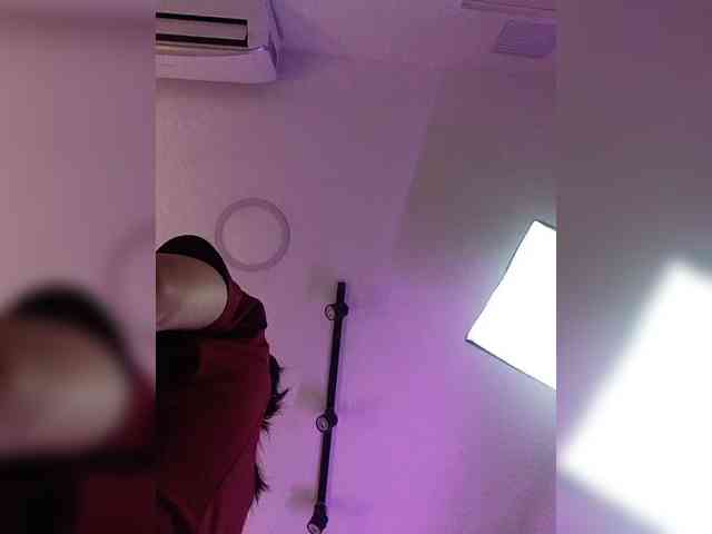AriBlake webcam