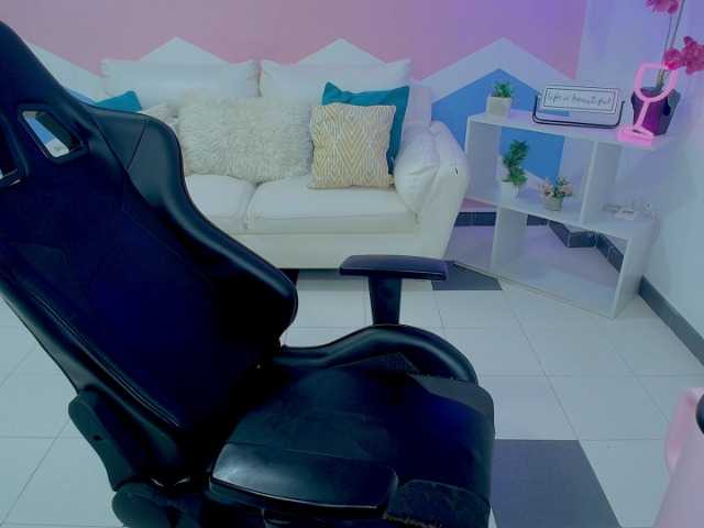 FraimyQueen's BongaCams show and profile