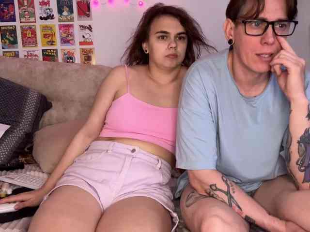 Model ini sedang live sekarang. live-sexy1