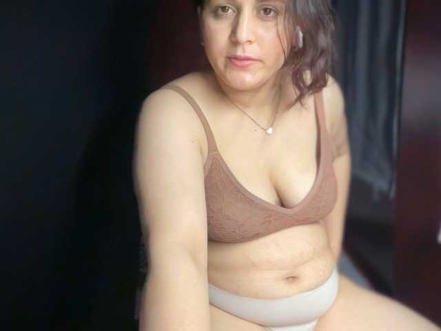 ema-love live cam on BongaCams