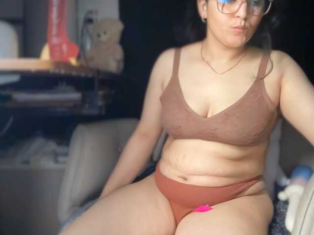 ema-love webcam bongacams model stream image