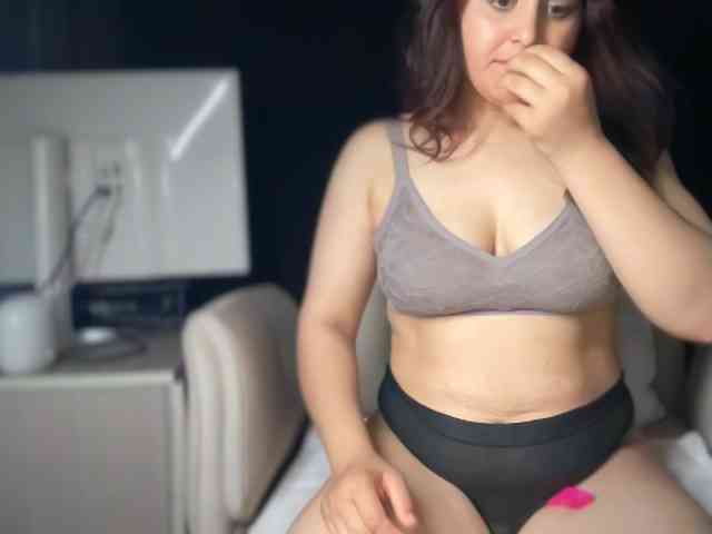 ema-love Live Webcam on BongaCams