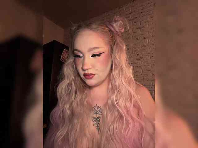 GlamorousBlonde webcam