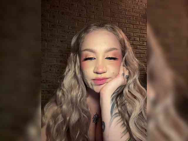 GlamorousBlonde webcam