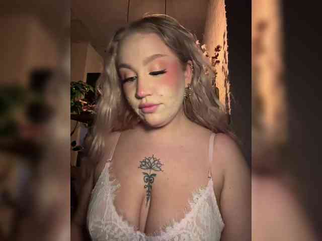 GlamorousBlonde webcam