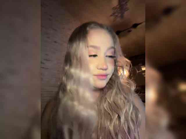 GlamorousBlonde webcam