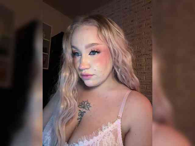 GlamorousBlonde webcam