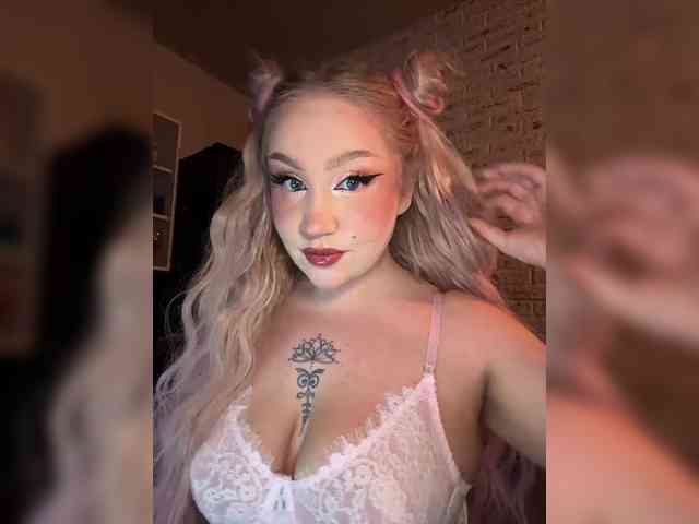 GlamorousBlonde webcam