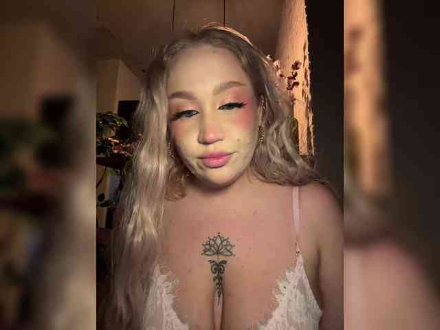 GlamorousBlonde webcam