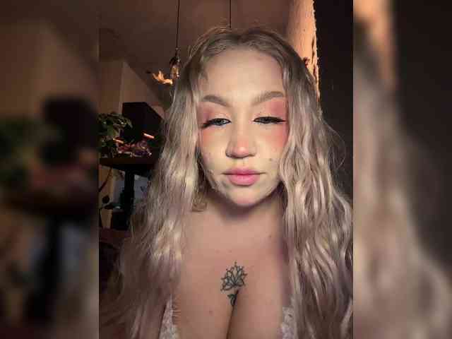 GlamorousBlonde webcam