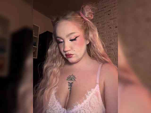 GlamorousBlonde webcam