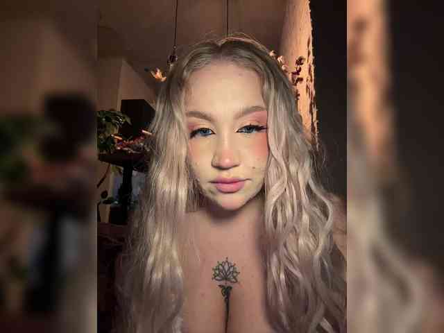 GlamorousBlonde webcam