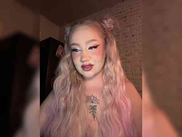 GlamorousBlonde webcam