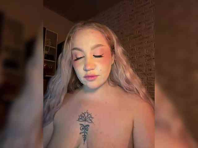 GlamorousBlonde webcam