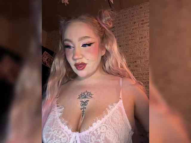 GlamorousBlonde webcam