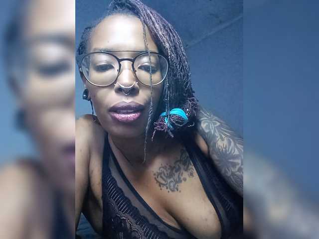 Cecillia-Essie Live Cam on BongaCams
