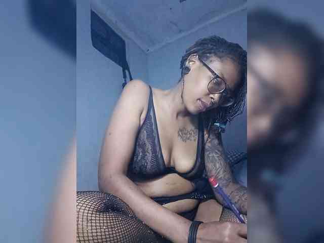 Cecillia-Essie Live Webcam on BongaCams