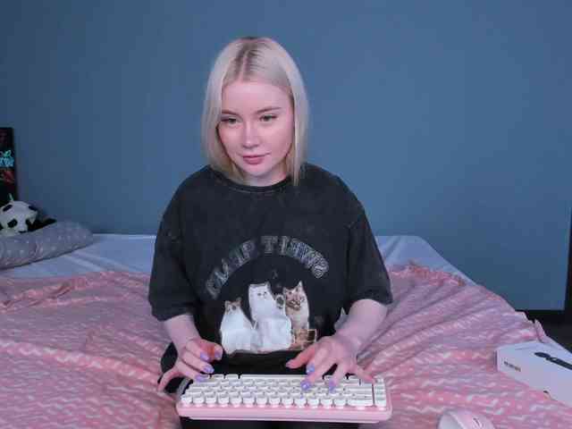 LillieBerry Live Webcam on BongaCams
