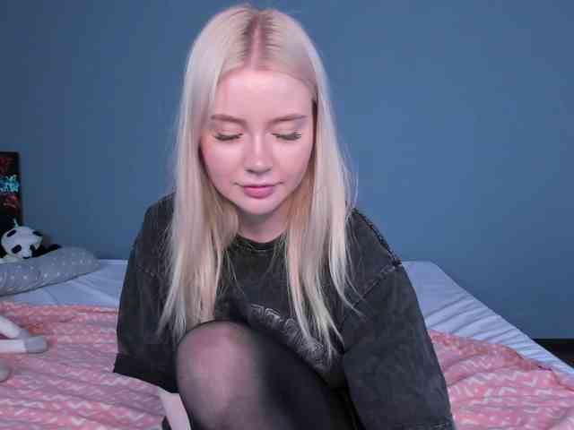 LillieBerry Live Webcam on BongaCams