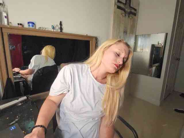 BellaTeall webcam