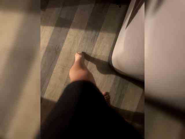 KrasivieNojki webcam