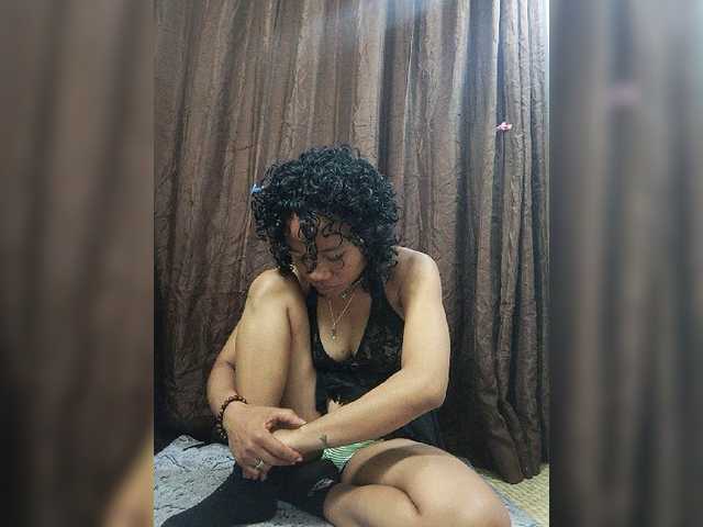 le modèle Luicia est en webcam porno dans un show sur le site bongacams, il possède les tags suivants: Ebony,Brunette,Trimmed