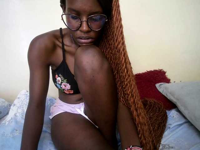 le modèle hott-ass est en webcam porno dans un show sur le site bongacams, il possède les tags suivants: Ebony,Brunette,Trimmed