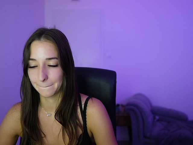 Crystalbrunette18 live cam on BongaCams