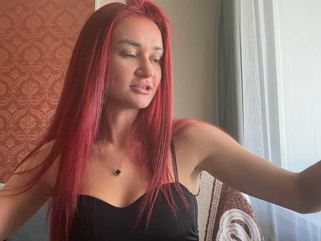 SweetQueen11 live cam on BongaCams