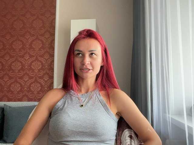 SweetQueen11 live cam on BongaCams