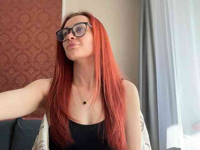 This model is live right now. SweetQueen11