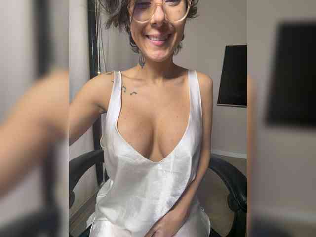 Lili-Cruz40