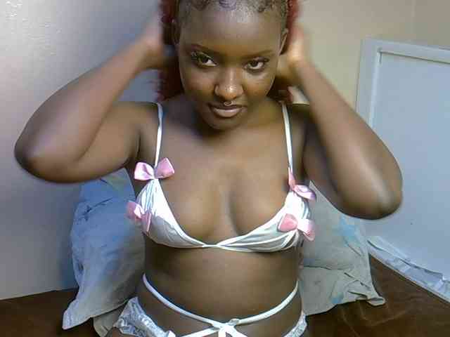 EbonyBarbiee webcam